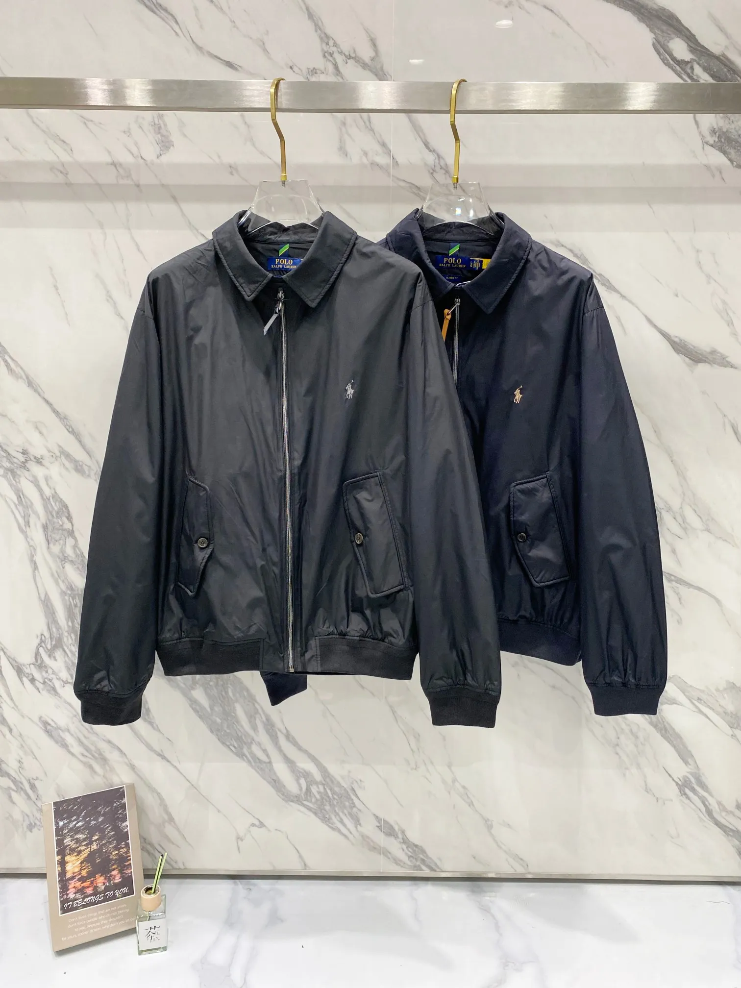 P370 Ralph Lauren classic solid color LOGO embroidered jacket. Original customer-supplied high-quality fabric. Ingredients: 100% T. Added three-proof technology. Windproof, waterproof and anti-fouling. The fabric is added with glue technology. The fabric surface is smooth, crisp and stylish. This style of clothing seems simple and unremarkable, but the workmanship is complex. There are many details. The small lanyard design of the inner pocket also achieves the same details as the original version. The hem and cuff threads are imported high-density high-speed threading machine. The overall tightness and style The pony embroidery on the chest is embroidered with an imported Behringer embroidery machine. The smaller the pattern, the smaller the pattern. It seems simple but is actually complicated! The ropes of the pony, the sticks and the contours of the horse all like the configuration of the embroidery machine. They are simple but not simple. They are made by foreign trade factories. The pockets are opened using a professional template machine. Small details such as threads are manually marked to ensure delivery quality that is unmatched by small workshops. Full clothing accessories and hardware, molded LOGO zipper pullers and horn buckle side LOGOs all require extremely high molds to achieve the effect. The leather head of the zipper puller is made of imported cowhide, which is soft and durable. Color: black (gray embroidery, black slider), dark blue (khaki embroidery, khaki slider)